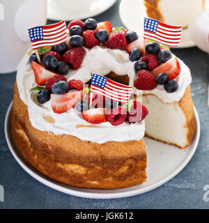 Angel food cake avec de la crème fouettée et les baies Banque D'Images