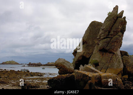 Un rock-lié à marée basse la mer, rive nord-est de l'île de Bréhat, Côtes-d'Armor, Bretagne, France, près du phare du paon Banque D'Images