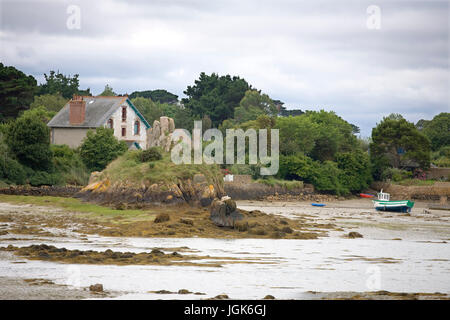 Baie de la Corderie : d'entrée d'un quartier calme sur la côte ouest de l'Île-de-Bréhat à marée basse : Côtes-d'Armor, Bretagne, France Banque D'Images