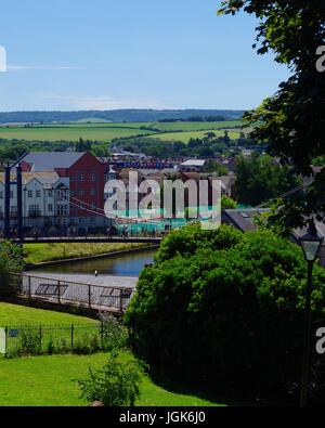 Paysage d'Exeter Quay lors d'une journée de Sunny Summers, surplombant le Fleuve Exe et le pont Cricklepit. Exeter, Devon, Royaume-Uni. Juillet 2017. Banque D'Images