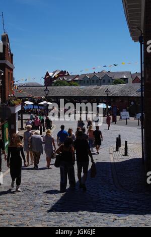 Exeter Quay sur une journée ensoleillée par le Custom House. Exeter, Devon, UK. Juillet, 2017. Banque D'Images