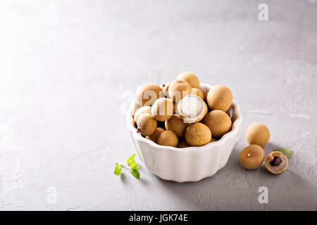 Longane fruit dans un bol blanc Banque D'Images