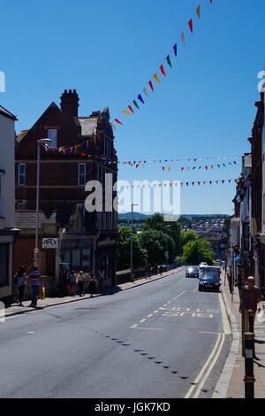 L'Exeter New Bridge Street, avec des banderoles. Devon, Royaume-Uni. Juillet, 2017. Banque D'Images