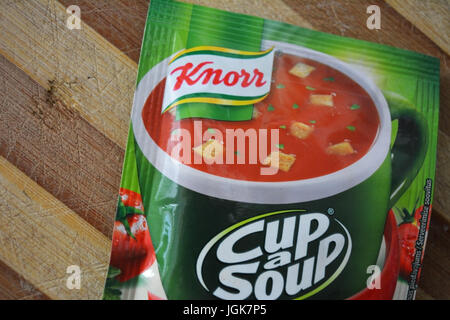 Une tasse de soupe knorr un isolé sur un arrière-plan Banque D'Images