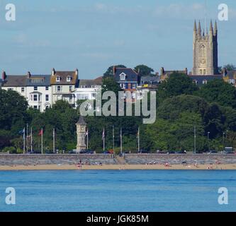 Exmouth front de mer, Jubilee Clock Tower et Holy Trinity Church lors d'une journée d'été tranquille, de Dawlish Warren, Devon, Royaume-Uni. Juillet 2017. Banque D'Images