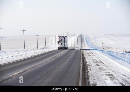 Remorque tracteur sur l'autoroute, isolés au Canada balayées par l'hiver Banque D'Images