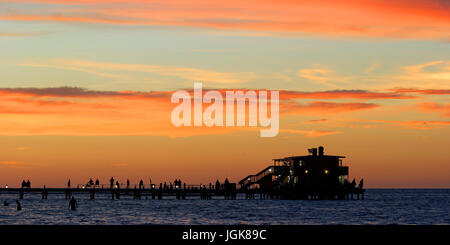 Coucher du soleil à canne et moulinet Pier Anna Maria Island, Floride Banque D'Images