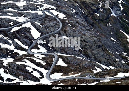 Nibbevegen road. La route jusqu'à Dalsnibba est l'un des plus ambitieux projets de construction routière jamais vu en Norvège. Banque D'Images