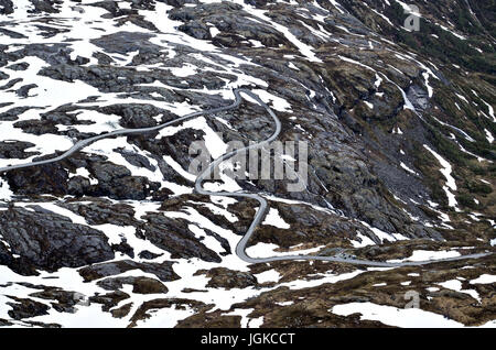 Nibbevegen road. La route jusqu'à Dalsnibba est l'un des plus ambitieux projets de construction routière jamais vu en Norvège. Banque D'Images