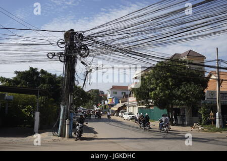 Lignes de distribution de l'électricité rue généraux, Siam Reap, Cambodge Banque D'Images