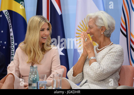 Ivanka Trump (à gauche), la fille du président américain Donald Trump, et directeur général du Fonds Monétaire International, Christine Lagarde, participer à un débat en marge du sommet du G20 à Hambourg. Banque D'Images