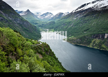 Vue sur Geirangerfjord de Ornesvingen. Le fjord est l'un des plus visités de la Norvège des sites touristiques. Banque D'Images