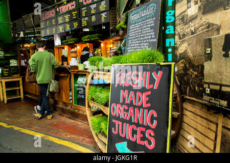 Londres, Royaume-Uni - 08 Avril 2015 : visite des personnes non identifiées, Borough Market à Londres Banque D'Images