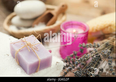 Savon fait maison avec des fleurs de lavande et de sel de mer Banque D'Images