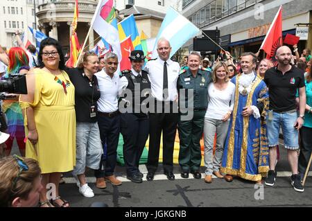 Tsar nuit Amy boiteux (à gauche), Maire de Londres Sadiq Khan (troisième à gauche) et de l'éducation Secrétaire Justine Greening (troisième à droite) au cours de la Pride Parade à Londres, au centre de Londres. Banque D'Images