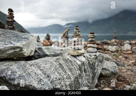 Pile équilibrée de pierres sur Eidfjorden, Norvège Banque D'Images