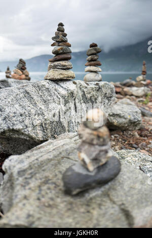 Pile équilibrée de pierres sur Eidfjorden, Norvège Banque D'Images