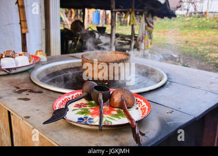 L'eau de cuisson dans un temple sur le Lac Lotus Rouge Bua Daeng, Thaïlande Banque D'Images