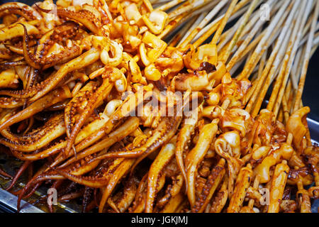 De l'alimentation de rue délicieux calmars grillés sur les rues de la région autonome du Guangxi, Guilin, Chine, Banque D'Images