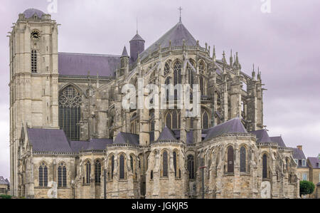 La Cathédrale du Mans, Sarthe, France. Apse ou east end montrant le célèbre des arcs-boutants. Banque D'Images