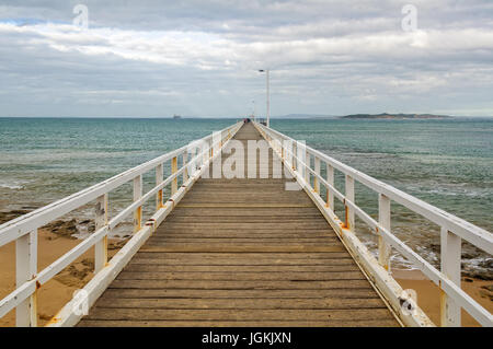 Point Lonsdale Pier sous un ciel couvert l'après-midi d'automne - Victoria, Australie Banque D'Images