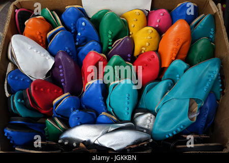 Chaussons en cuir à vendre à Tunis, Tunisie souk Banque D'Images