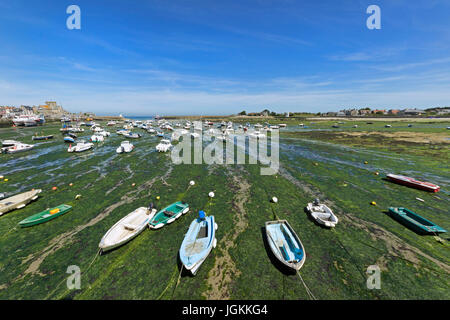 À marée basse, Barfleur, Normandie, France. Banque D'Images