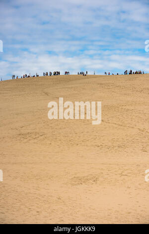 Les personnes qui désirent visiter le célèbre plus haute dune de sable en Europe Dune du Pyla Banque D'Images