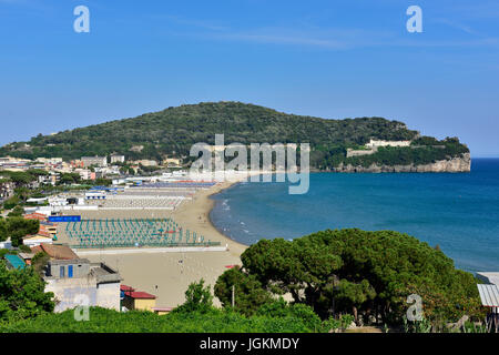 Au début de saison (plage de Serapo Spiaggia di Serapo) sur la côte méditerranéenne de Gaeta, Italie Banque D'Images