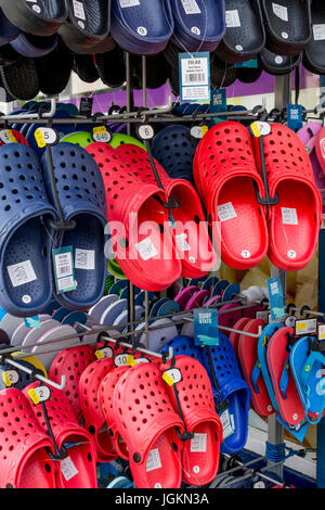 Exposition de chaussures de plage à vendre dans la ville balnéaire de Newquay, en Cornouailles. ROYAUME-UNI. Types de plastique. Banque D'Images