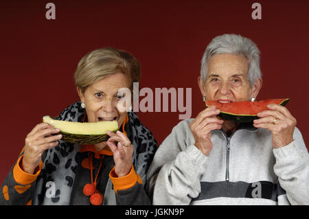 Deux hauts woman eating Banque D'Images