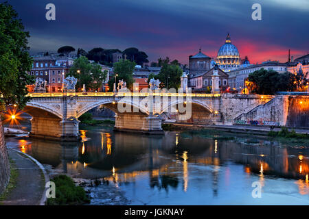 Le dôme de la Basilique St Pierre et du Ponte Vittorio Emanuele II, vue de Ponte Sant'Angelo, Rome, Italie. Banque D'Images