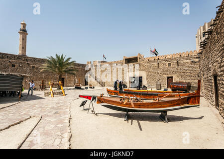 Exposition de bateau dans la cour du Musée de Dubaï, le Fort Al Fahidi, Bur Dubai, Émirats arabes unis, Moyen Orient Banque D'Images