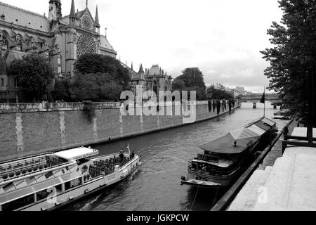 PARIS, FRANCE - 12 août 2006 : Bateau de tourisme flotte sur le canal près de Notre Dame de Paris. 12 août, 2006. Paris, France. Banque D'Images