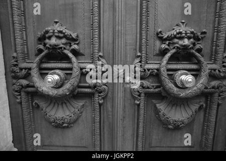 PARIS, FRANCE - 12 août 2006 : éléments de la porte avant d'entrée dans l'entrée d'une maison à Paris. 12 août, 2006. Paris, France. Banque D'Images