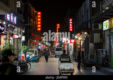 BEIJING, CHINE - 29 SEPTEMBRE : rue Hutong Vue de nuit avec des gens qui marchent. Zone de centre-ville de Beijing Banque D'Images