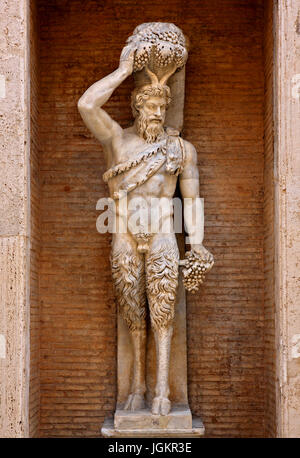 Statue d'un satyre dans une cour du Palazzo Nuovo, Musées du Capitole, Rome, Italie. Banque D'Images
