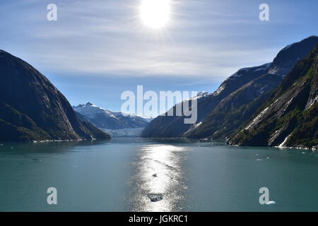 Un bateau de croisière s'approche du Dawes Glacier dans l'Endicott bras pendant une croisière en Alaska. Banque D'Images