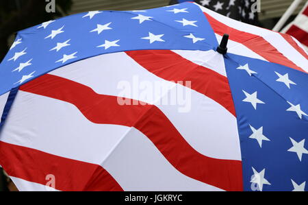 Drapeau américain de parasols. Défilé du 4 juillet, Monterey CA. Banque D'Images