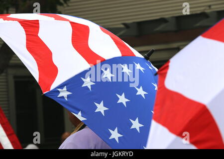 Drapeau américain de parasols. Défilé du 4 juillet, Monterey CA. Banque D'Images