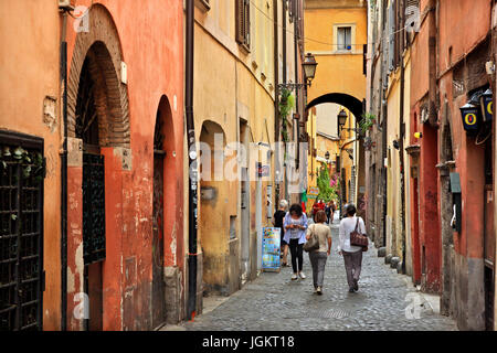 Via dei Cappellari (également connu sous le nom de 'Via della Poesia' -'Poèmes street"), une rue pittoresque à proximité de Campo de' Fiori, Rome, Italie. Banque D'Images