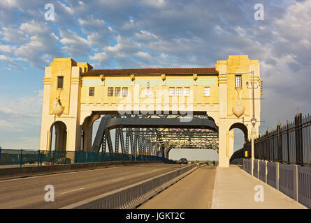 Pylône de l'est avec des décorations sur le pont Burrard au lever du soleil, Vancouver, BC, Canada. Beau pont est l'un des trois ponts qui traversent le bras de mer False Creek i Banque D'Images