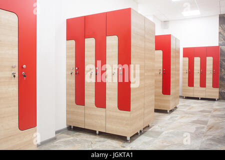 Sports en bois rouge armoire dans la salle de sport pour les vêtements Banque D'Images