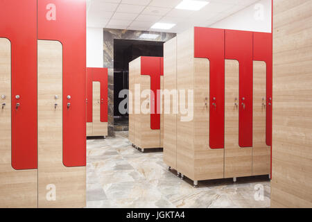 Sports en bois rouge armoire dans la salle de sport pour les vêtements Banque D'Images