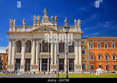 L'imposante façade de l'Arcibasilica di San Giovanni in Laterano (Archbasilica de Saint Jean de Latran), Rome, Italie. Banque D'Images