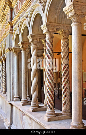 Belles colonnes dans le cloître (13e siècle) de la Basilica di San Giovanni in Laterano, un des 4 Archbasilicas "papale" de Rome, Italie Banque D'Images