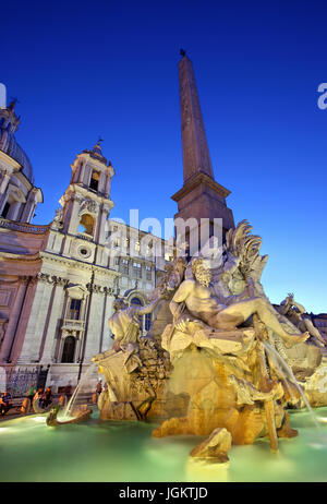 Fontana dei Quattro Fiumi (fontaine des Quatre Fleuves), la Piazza Navona, Rome, Italie Banque D'Images