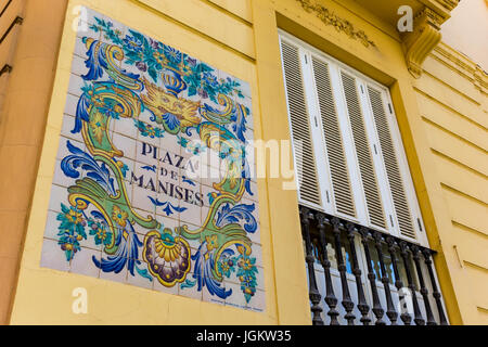 Carreaux de céramique de la plaque de rue place de Manises à Valence, Espagne Banque D'Images