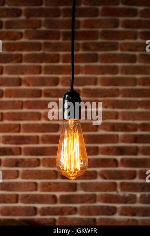 Antique style décoratif edison ampoules contre brick wall background Banque D'Images