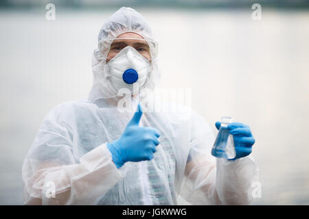 Assistant de laboratoire avec tube à essai Banque D'Images